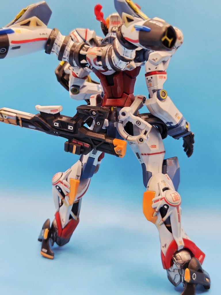 デカールとシールは付属のものを基本に、細かなものは市販の水転写デカールを使用。あと、付属のものの余白をカットして赤いラインや黄色の差し色を表現しました。ビームライフルは腰のパーツに付けられるように改造。