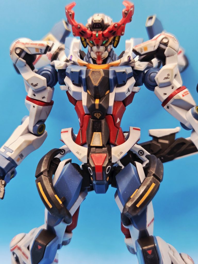 部分塗装は箇所によってラッカー、エナメル、アクリジョン、ガンダムマーカーなどなどを使い分け。パーツの破損が少し怖かったですが、スミ入れは基本、タミヤのスミ入れ塗料で行いました。