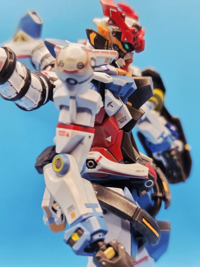 トップコートはつや消しと半光沢を併用して、色調とデカールを抑える効果程度にしてみました。キットのポテンシャルではありますが、頭部の仕上げは満足がいく出来になりました!