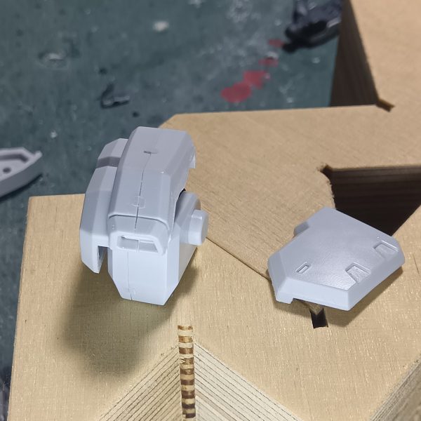 ガンダムヘイズル、ジムクゥエルは定番加工なのかもしれませんが後ハメ加工いたしました肩のアーマーは分割ラインを変更する方法で後ハメできるようにしましたスジボリ用のタガネとアートナイフで切り離してやりますた（4枚目）