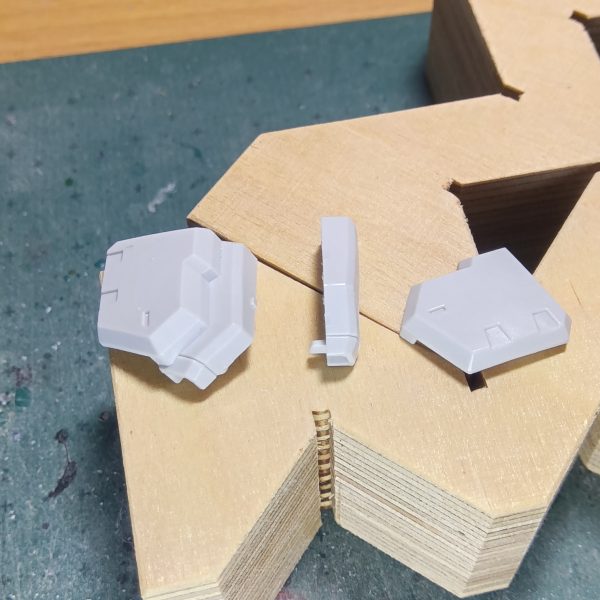ガンダムヘイズル、ジムクゥエルは定番加工なのかもしれませんが後ハメ加工いたしました肩のアーマーは分割ラインを変更する方法で後ハメできるようにしましたスジボリ用のタガネとアートナイフで切り離してやりますた（5枚目）