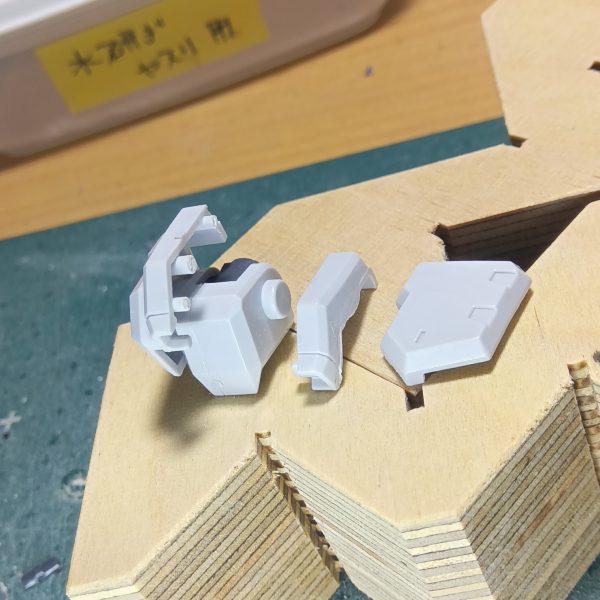 ガンダムヘイズル、ジムクゥエルは定番加工なのかもしれませんが後ハメ加工いたしました肩のアーマーは分割ラインを変更する方法で後ハメできるようにしましたスジボリ用のタガネとアートナイフで切り離してやりますた（7枚目）