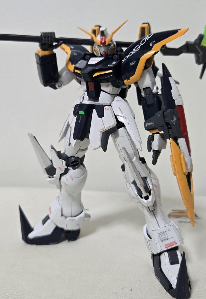 今回は成型色仕上げです！あとは劇中の画像を見て、ほんの少しだけチッピングをしています。光沢仕上げにするかつや消し仕上げにするか迷いましたが、光沢でチッピングするという結論に至りました。