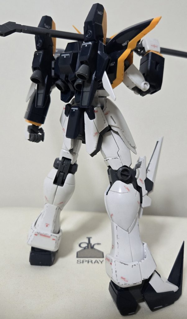 デカールはできる限り貼りました！これで展示会でも成型色仕上げとバレないでしょwww