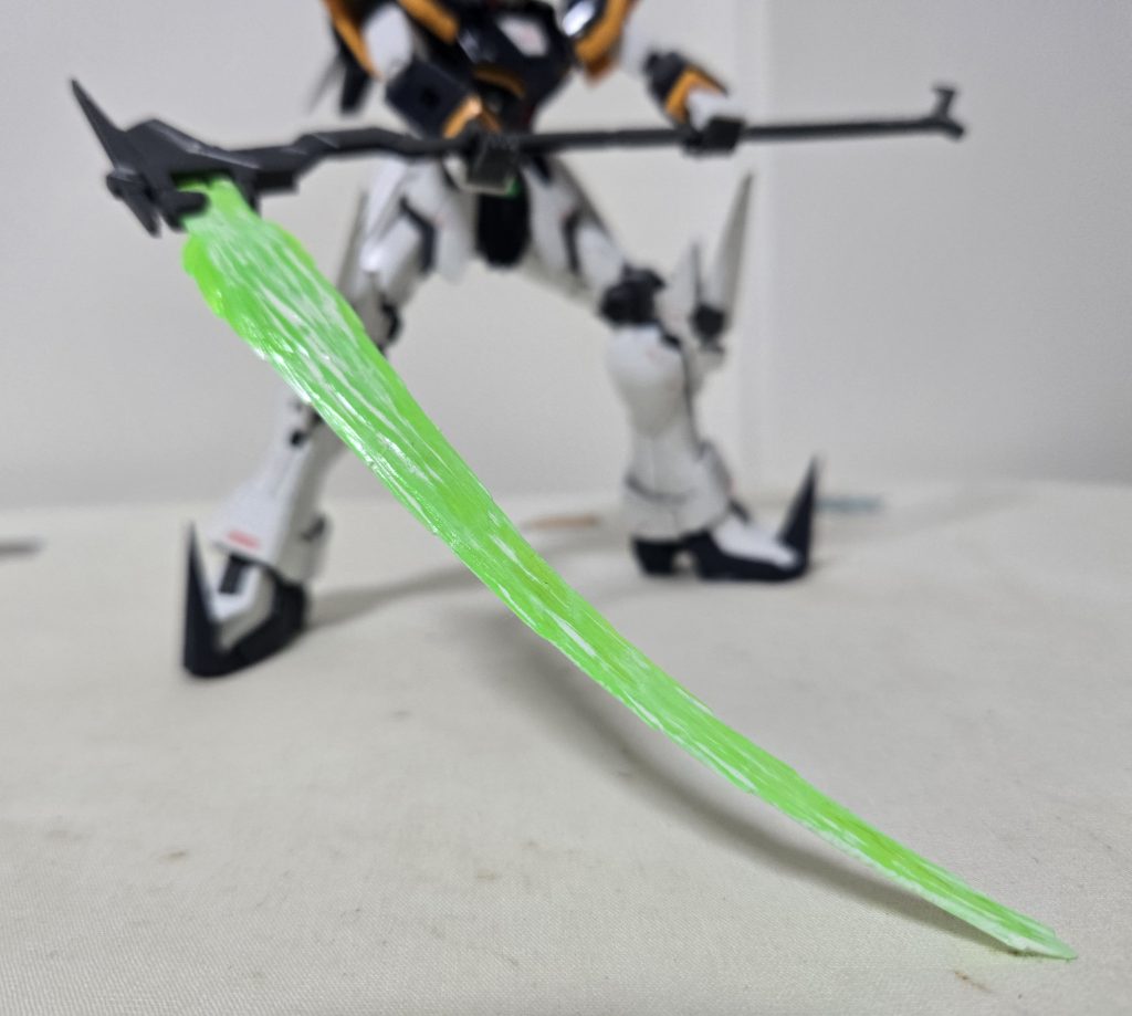 ビームサイスは白のエナメル塗料を中心に塗って、ある程度拭き取ったので、劇中のようなビームを再現しました！