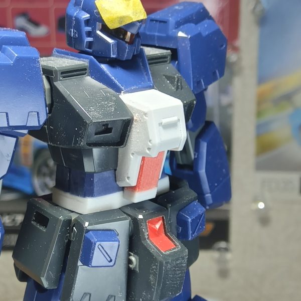 腰を延長加工したのでコックピットハッチも延長してやりましたみなさんこーゆー延長加工などで面出しするときはどのようにしてますかー？“骨（こつ）”　は棒やすり（鉄やすり）で粗削りした後に当て木に両面テープで紙ヤスリ（２４０番）を貼り付けた物で削り出してやってますみなさんはこのような作業は好きですか？嫌いですか？ワタクシは削り出す作業が好きでして、嫌なことがあっても削り出し作業をすることで無心になってヤスリ掛けして、嫌なことをすっかり忘れちゃうのですよねぇ（笑）形ができてくると達成感がハンパないのも好きで、プラモが面白いと思える瞬間でもあります（2枚目）