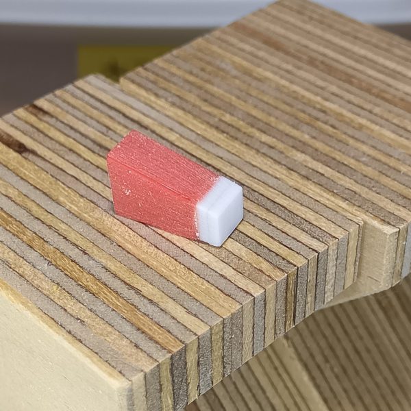 腰を延長加工したのでコックピットハッチも延長してやりましたみなさんこーゆー延長加工などで面出しするときはどのようにしてますかー？“骨（こつ）”　は棒やすり（鉄やすり）で粗削りした後に当て木に両面テープで紙ヤスリ（２４０番）を貼り付けた物で削り出してやってますみなさんはこのような作業は好きですか？嫌いですか？ワタクシは削り出す作業が好きでして、嫌なことがあっても削り出し作業をすることで無心になってヤスリ掛けして、嫌なことをすっかり忘れちゃうのですよねぇ（笑）形ができてくると達成感がハンパないのも好きで、プラモが面白いと思える瞬間でもあります（3枚目）