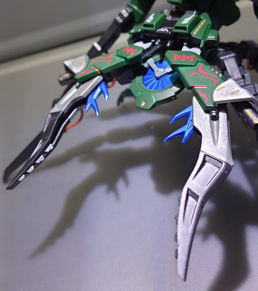 ◎試作型振動断裁顎『Unterkiefer』機体正面に設置された本機のシンボルと言える大顎型装備。単純に挟み切るだけでなく、高速振動することで相手の防御ごと断裁する。また、大顎周囲へ合計六門のビーム砲を装備することで突撃時の相手への牽制を行う。名前はドイツ語で『大顎』を意味する。