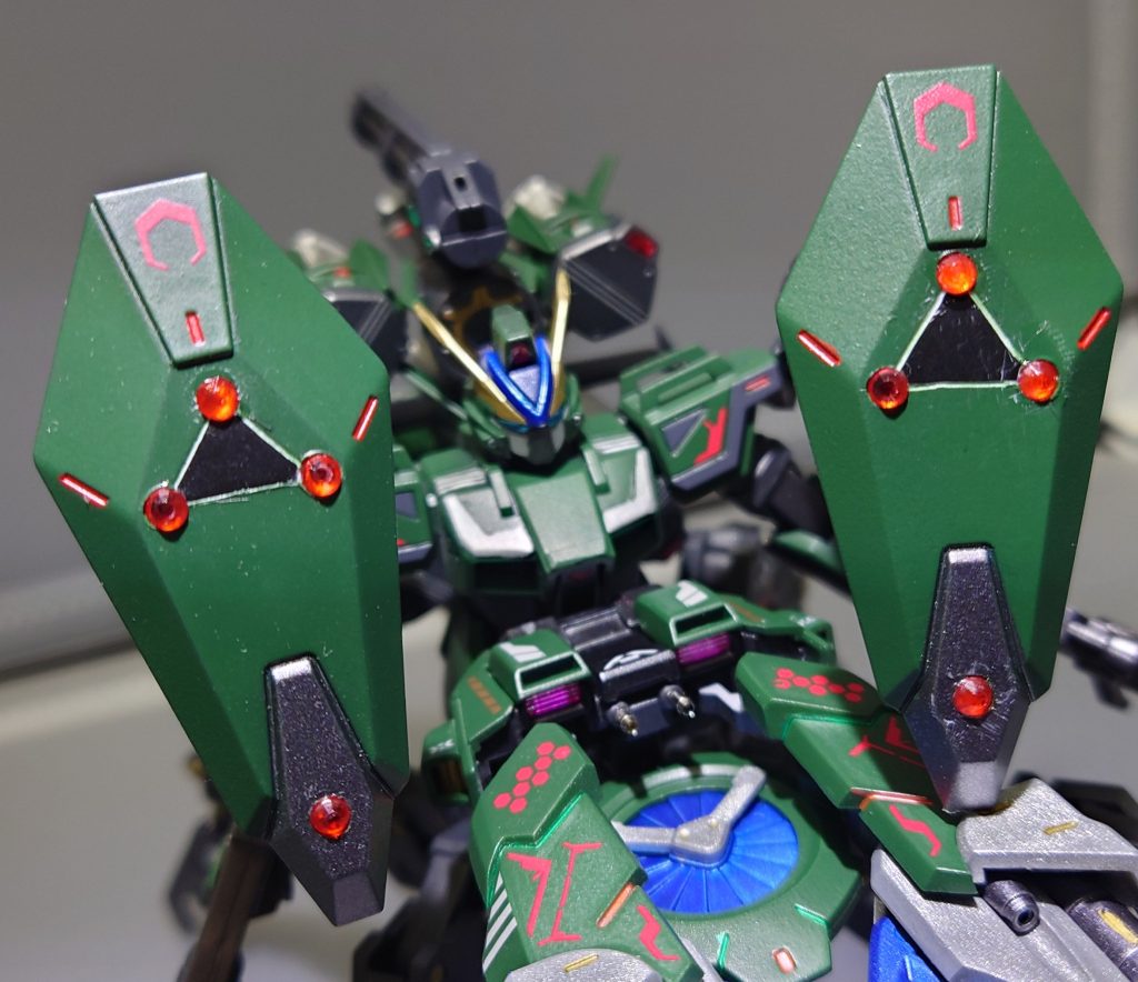 ◎エネルギー偏向装甲「ゲシュマイディッヒ・パンツァー」　本来装備していた陽電子リフレクターをオミットした一方、両肩部へエネルギー偏向装甲「ゲシュマイディッヒ・パンツァー」を装備することで防御性能をある程度維持。装甲面にヴァリアブルフェイズシフト装甲を使用することでビームのみならず、実弾兵器もある程度防ぐことが可能。