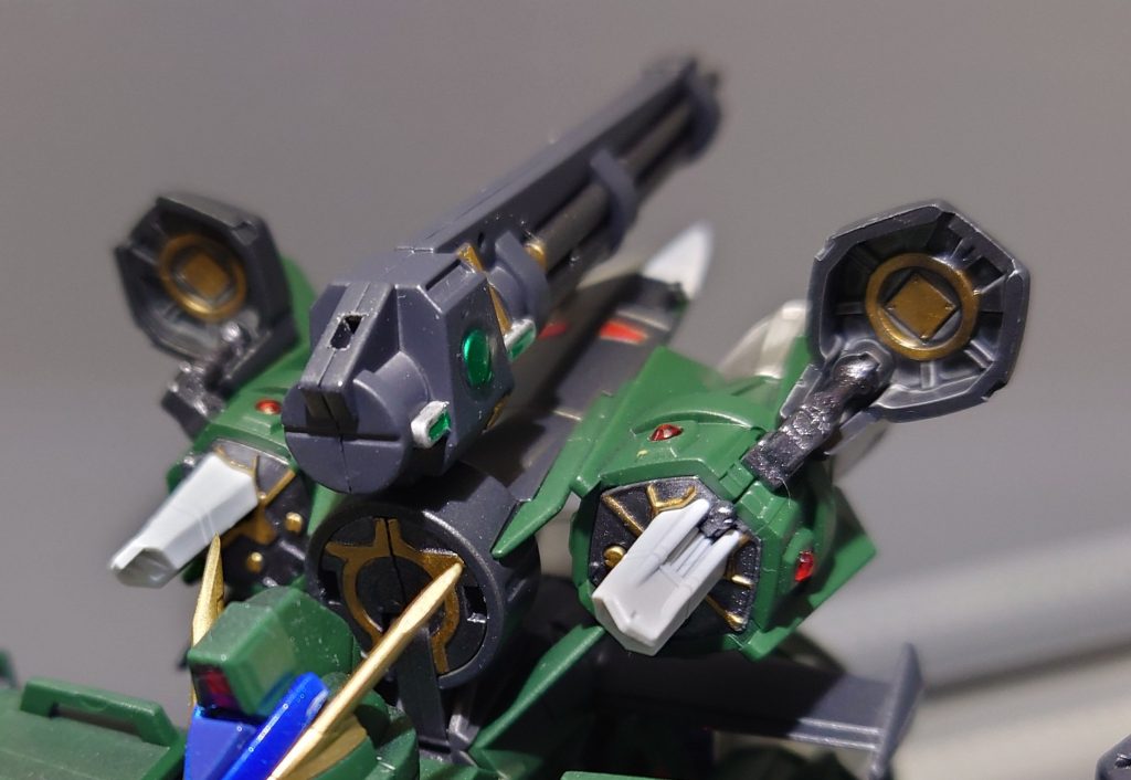 ◎追加ブースター兼遠距離攻撃用ポット　ブースターとして装備した状態からも砲撃可能。宇宙戦ではポットを射出し、オールレンジ攻撃を行うことも可能。