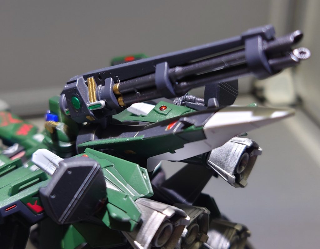 ◎ビームガトリング機関砲　後方から接近する敵への迎撃などへ利用。