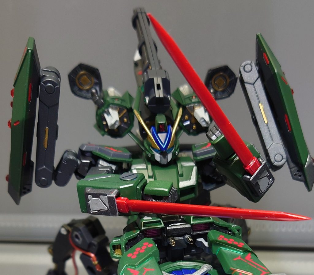 ◎両前腕部固定ビームソード　近接戦闘対策として固定型ビームサーベルを装備。