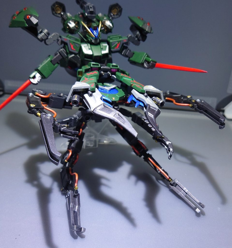 ◎高硬度対艦爪『Stahlklauen』ソードストライクなどに装備された対艦刀を参考に作られた大型の爪。歩行だけでなく、近接戦時の武装として大きな威力を発揮する。名前はドイツ語で『鋼の爪』を意味する。