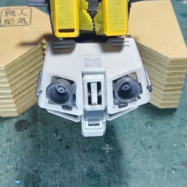ジムクゥエルを製作するにあたり、ガンダムヘイズルにドナーになっていただき、ジムクゥエルがちょっと強化型になったジムクゥエルになってもらおうと制作中でありますリヤのスカートアーマーにバーニアを仕込みまして高機動な感じになりましたヘイズルのごっついヒザをジムクゥエルのヒザに入れ替えるとこんな感じになりました足首のアンクルアーマーもジムクゥエルに交換で、ジムクゥエルのボディにジャンクで持っていたジムスナイパーを移植してジムスナイパーにしてやろうと思います（3枚目）