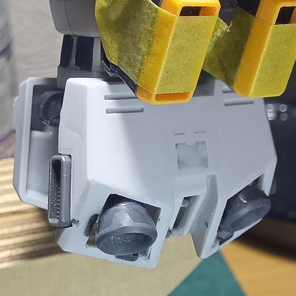ジムクゥエルを製作するにあたり、ガンダムヘイズルにドナーになっていただき、ジムクゥエルがちょっと強化型になったジムクゥエルになってもらおうと制作中でありますリヤのスカートアーマーにバーニアを仕込みまして高機動な感じになりましたヘイズルのごっついヒザをジムクゥエルのヒザに入れ替えるとこんな感じになりました足首のアンクルアーマーもジムクゥエルに交換で、ジムクゥエルのボディにジャンクで持っていたジムスナイパーを移植してジムスナイパーにしてやろうと思います（2枚目）