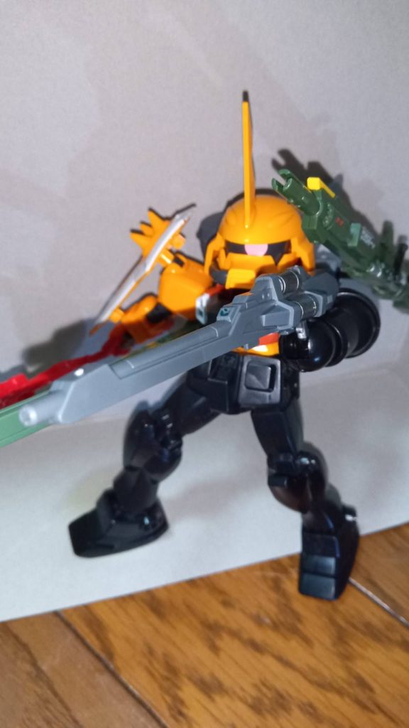 バスターライフル…とアグニ、高エネルギー長射程ビーム砲も見えます。バスターライフルで見えにくいですがｗ 