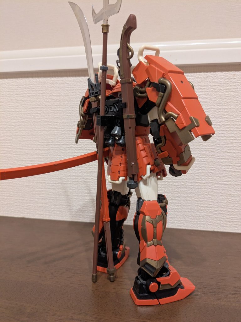 バックショットで１枚。作成を途中でやめた理由の一つ目は、三叉の槍のパーツを紛失したことでした…。そこは要らなくなったポリキャップをカットして接続部として使用し、違和感は少ない感じになったのではと思っております。火縄銃等の色が足りないところはガンダムマーカーで塗装してあります。