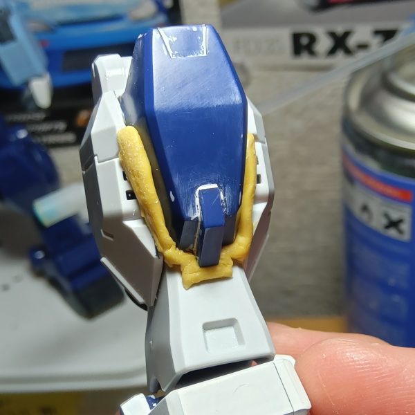 先日隙間を埋めるためにパテを　“ムニュ”　ってしたトコを削ってみました………とはいえダクト（？）なパーツを取り付けると見えなくなるのですがね💧ヒザ裏側にプラ板貼って見えちゃイヤなとこを隠してありますパテはまだ反対側を削ってなかったりもするんですけどね（笑）（2枚目）