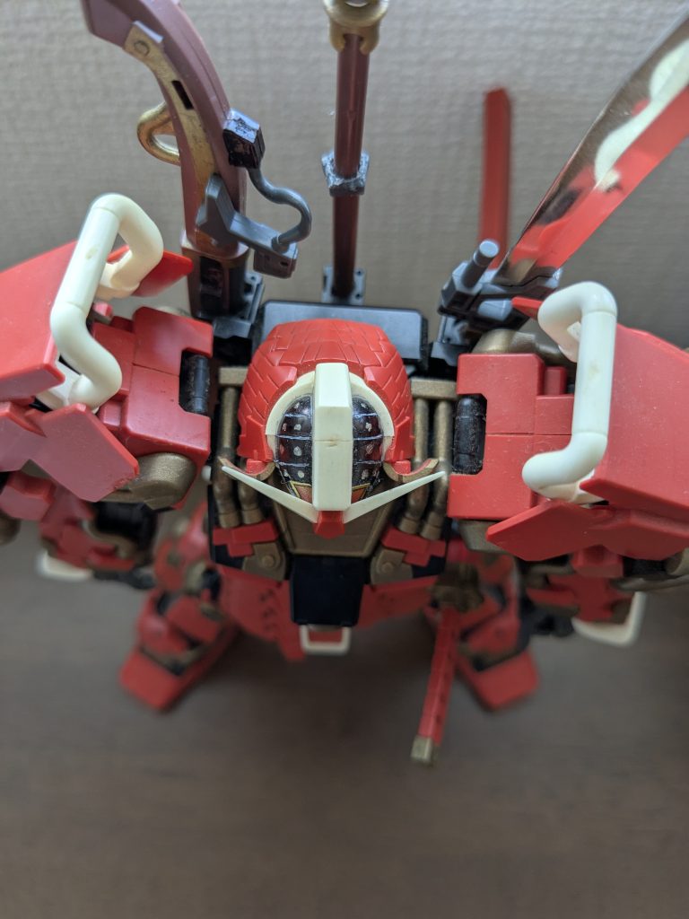 真上からショットで１枚。作成を途中でやめた理由その2は頭頂部でしたね！思い出しました！！頭が納得しなかったんですよ！鎧っぽい部分はいいんですけどね。頭頂部がガンダムそのまま、真っ白のツルツルなんですよ！武者頑駄無の頭っつったら黒で白の線入ってて金のポイント入りだろ！？ってことで、頭頂部を黒に塗装し、カッターで白線を掘り、ポイントをゴールドで塗装し、それっぽくして満足満足！この思いに共感してくださる方々は同年代の皆さんかな（笑）