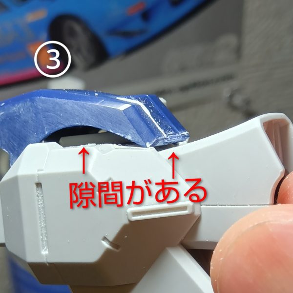 ヘイズルの足にジムクゥエルのヒザを移植するにあたり、固定方法を軽く解説を①右がヘイズルの物です　左がクゥエル（ジャンクパーツ）のヒザを切り出しして現物合わせでアチコチを削って収まりをよくしました②ヘイズルのスネにプラ板を貼ってプラ角棒を貼り付けてズレ防止のダボとすることにしました③ヒザパーツとスネの合わせ目に隙間があるのでこれも一緒に埋まるようにエポパテで処理します④エポパテが基部（スネ）に貼り付かないようにマスキングテープで養生してやります⑤ヒザの方にエポパテを付けて基部（スネ）の方に“ムニュ”っと押し付けハミ出るまで押し付けますこのハミ出たパテを削ると隙間が処理できます⑥パテが硬化した後に“そーっと”ヒザを取り外すとこのように凹凸がしっかり出来上がり固定出来るようになりますワタクシは塗装後に両面テープで固定しますが接着剤でがっちり固定するのもありでしょうそんな方法は知ってるよって方は読み飛ばしてくださいm(_ _)m意外と簡単に位置決めが出来ますし、エポパテはニオイもしないので、これからやってみたいとゆー方の参考になればとゆーことで（3枚目）