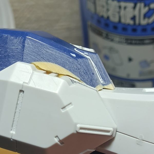 先日隙間を埋めるためにパテを　“ムニュ”　ってしたトコを削ってみました………とはいえダクト（？）なパーツを取り付けると見えなくなるのですがね💧ヒザ裏側にプラ板貼って見えちゃイヤなとこを隠してありますパテはまだ反対側を削ってなかったりもするんですけどね（笑）（3枚目）