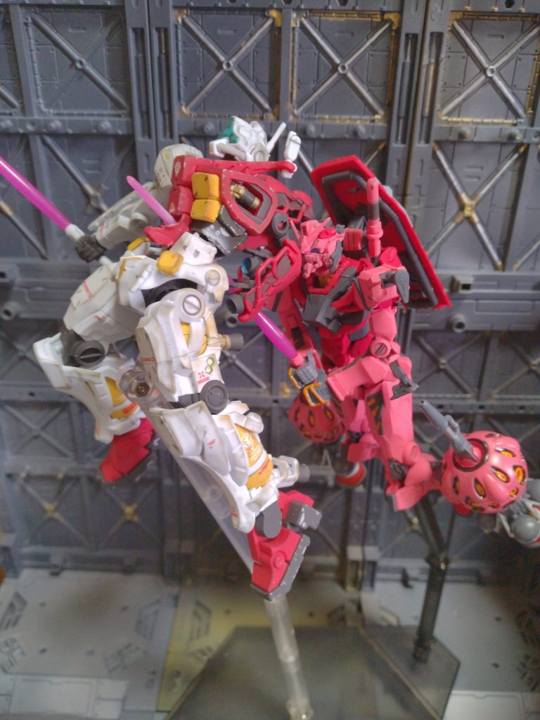 これをやりたいが為に作製しました。赤いガンダムを作るよりも貫通させるのに一番時間を使う羽目に⋯ヒートガンでずぶりとやったら簡単だと思っていたら間違いでした内部をかなり削りサーベルもヤスって細く