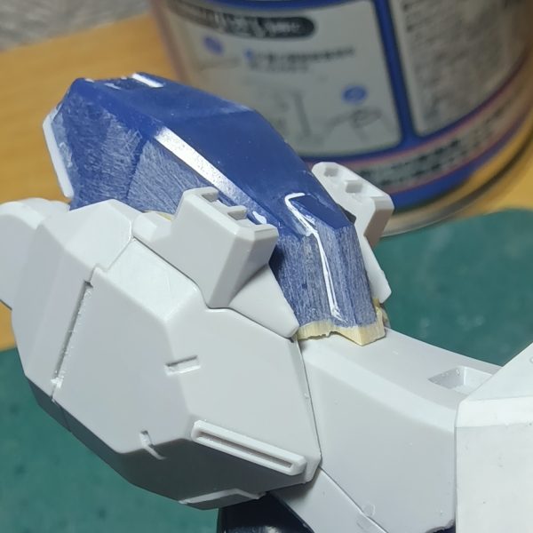 先日隙間を埋めるためにパテを　“ムニュ”　ってしたトコを削ってみました………とはいえダクト（？）なパーツを取り付けると見えなくなるのですがね💧ヒザ裏側にプラ板貼って見えちゃイヤなとこを隠してありますパテはまだ反対側を削ってなかったりもするんですけどね（笑）（4枚目）