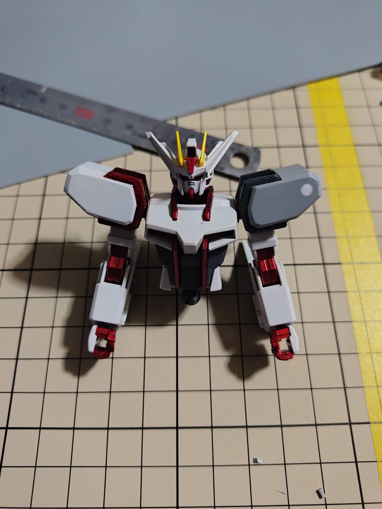 腕周りの最終的な見た目がうるさくなるので、肩はシンプルな形状に白い丸はポリキャップ用の軸に肩のみ筆塗りとなってるので、他の画像をよく見ると結構はみ出てます