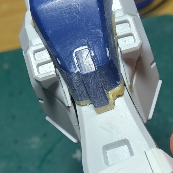 先日隙間を埋めるためにパテを　“ムニュ”　ってしたトコを削ってみました………とはいえダクト（？）なパーツを取り付けると見えなくなるのですがね💧ヒザ裏側にプラ板貼って見えちゃイヤなとこを隠してありますパテはまだ反対側を削ってなかったりもするんですけどね（笑）（5枚目）