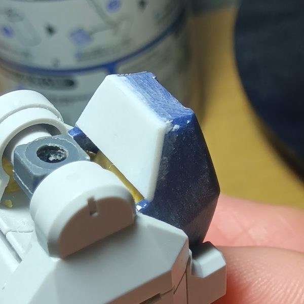先日隙間を埋めるためにパテを　“ムニュ”　ってしたトコを削ってみました………とはいえダクト（？）なパーツを取り付けると見えなくなるのですがね💧ヒザ裏側にプラ板貼って見えちゃイヤなとこを隠してありますパテはまだ反対側を削ってなかったりもするんですけどね（笑）（6枚目）
