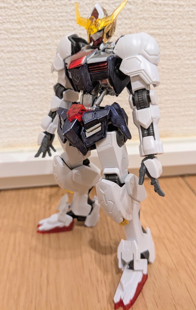 素立ちで１枚。今回はシールはカメラアイのみ使用。他のポイントのシールもあったんですが、ルーミアをイメージして、あんまりハデハデにしたくなかったので、何も貼らずに成形色を生かした感じです。頭部はフェイスは成形色、頭部は髪をイメージしてイエローゴールド。頭部中央はリボンイメージでロイヤルメタレッドに、周りはフリルをイメージして成形色の白のままです。胴体のメインカラーは、ルーミアの服イメージでメタリックダークブルー。で、下に着ているブラウスをイメージして、ガンダムフレームと胸上部はシルバーで塗装。胸中央とエアダクトは、リボンをイメージしてロイヤルメタレッドです。