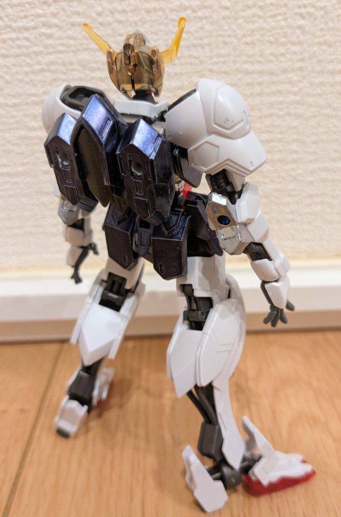 バックショットで１枚。バックパック、リアスカート、サイドスカートも同様にメタリックダークブルーです。手はルーミアの手を開いた姿にしたかったので、スターバーニングガンダムで使わなかった指の開いた手を移植。シールも塗装も最小限にしましたが、それっぽくなったかなという感じです。ルーミアの可愛さよりも狂気さを表に出したと考えたら、バルバトスという選択は正解だったかな〜とも思いました。