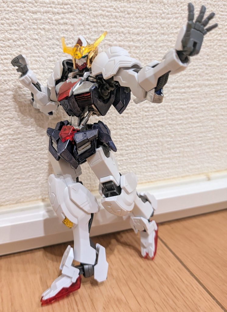 最後に、通常モードに戻して可愛い雰囲気の１枚で締めです。ル「聖者は十字架に磔られましたって言ってるように見える？」魔「人類は十進法を採用しましたって見えるな」な感じのショットです（笑）さて、いつ頃になるか分かりませんが、あと２機、東方ガンダムを企画しておりますので、その時はまたお付き合いください。以上、ルーミア専用ガンダムバルバトスでした！ご覧いただきありがとうございました！！