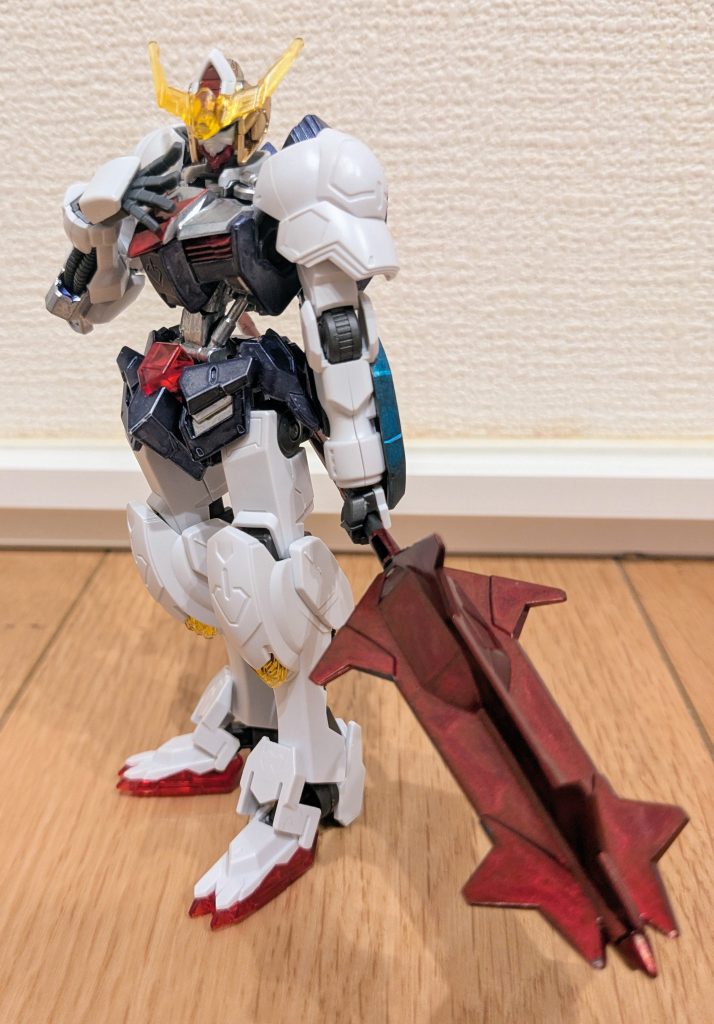 ロスワのEXルーミアをイメージした１枚。かなりデカイ刃の大剣を持ったルーミアな感じだったので、バルバトスのメイスをロイヤルメタレッドに塗装して装備させました。で、青いオーラを出している感じもあったので、腕を第1形態のものに変え、装甲部分をコスモメタブルーに塗装しました。