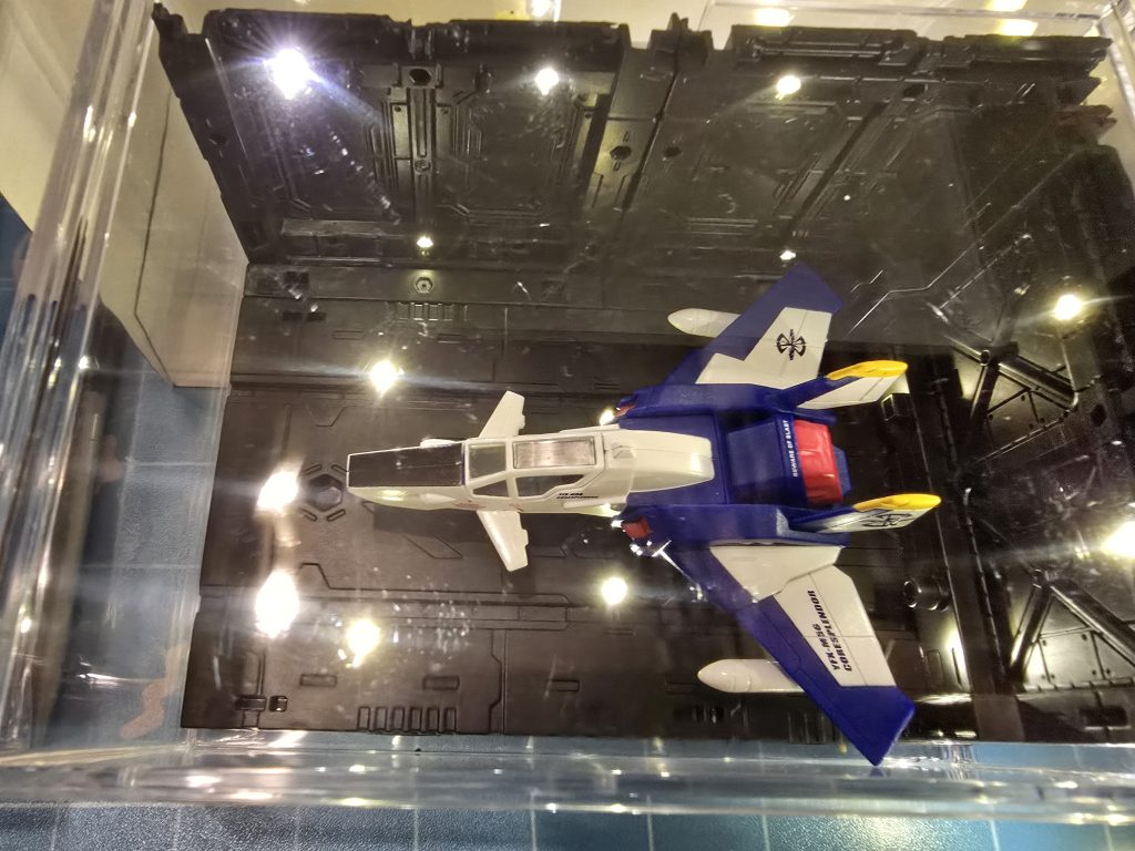 ダイソーの330円のケース、ガーランドライト+山田化学さんのカタパルト、側面壁、格納庫のやつを使いました