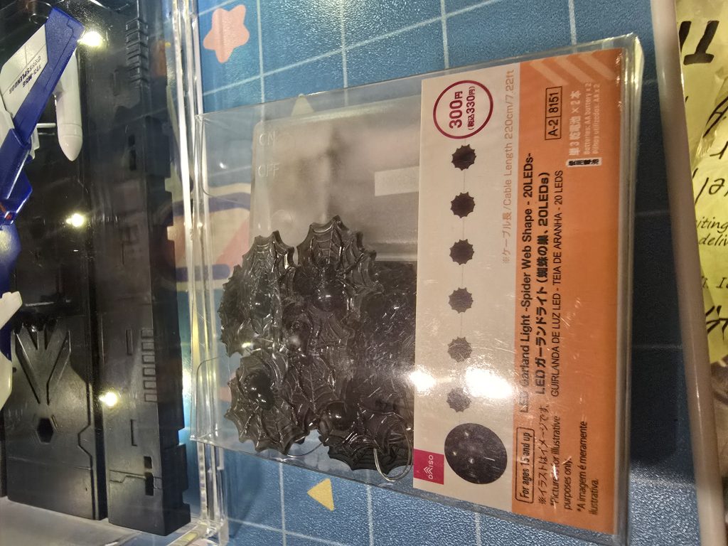 このライト、蜘蛛部分が簡単に外れて小さいLEDライトのみに出来るので割と使えると思います。