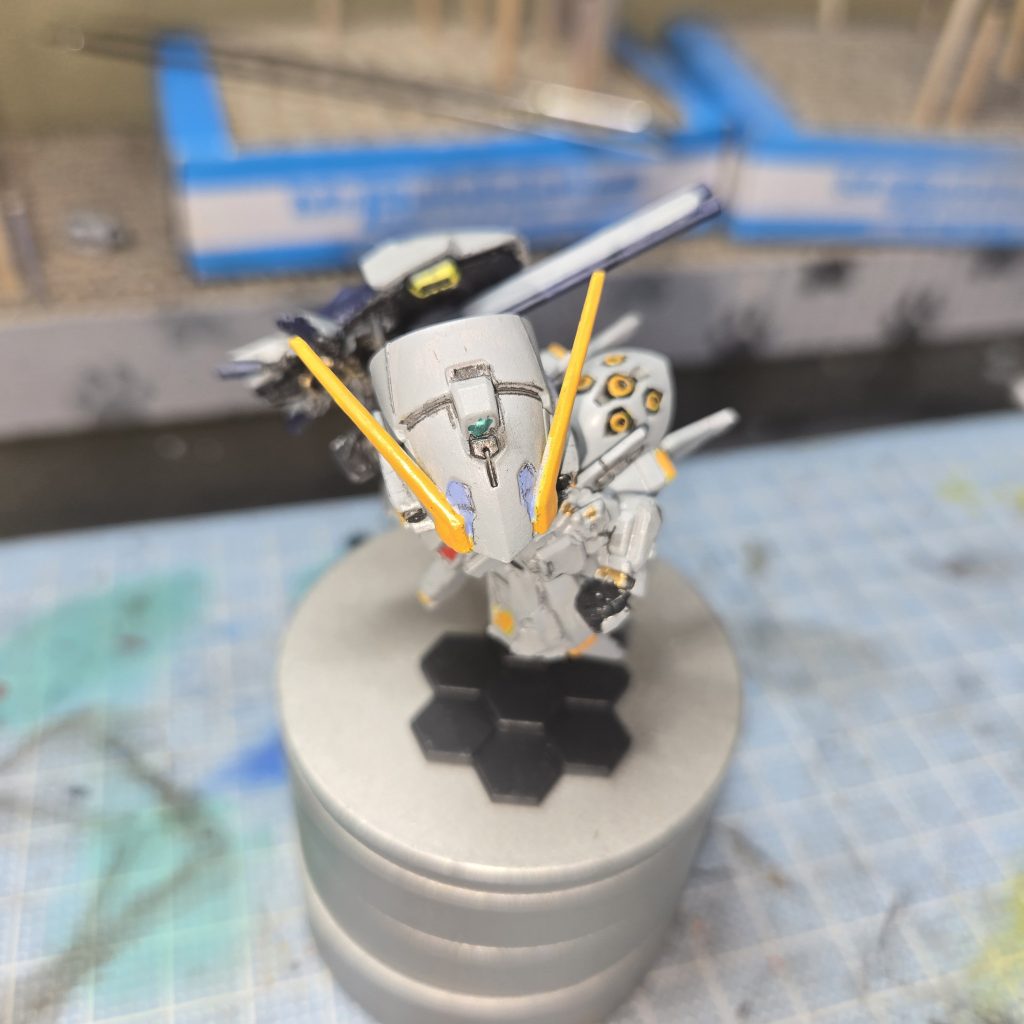 お気に入りの角度は、上からです。リアスカートのスラスター群がステキです。ただ塗り分けは、武者精太頑駄無より苦戦しました。スラスター等のイエローオレンジの塗り分けが地獄です。