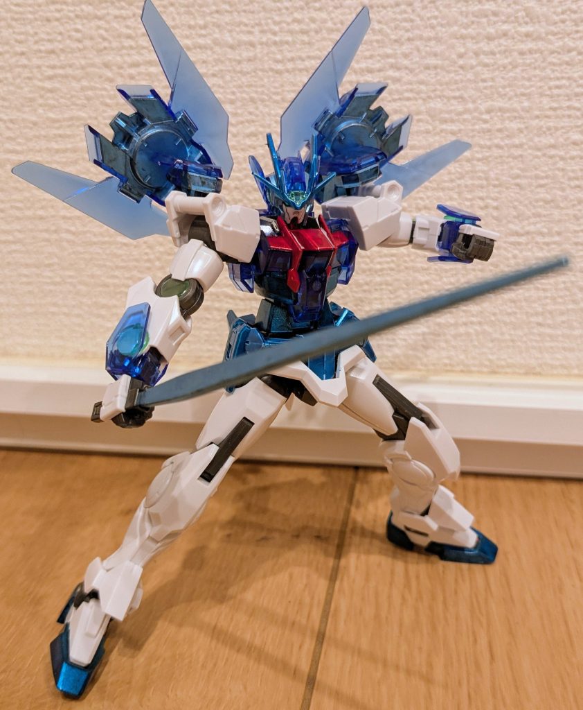 GNドライブを背中に戻して、剣を構えて１枚。チルノが剣使うイメージがあんまりないのですが、氷の剣を持っているようなイラストがあったような気がしたので作ってみました。ホントならGNソード2もあるのですが、それはそれで使いたいものがあるので今回は使用せず、余っていたGフレームのマーク2のものを使用しました。