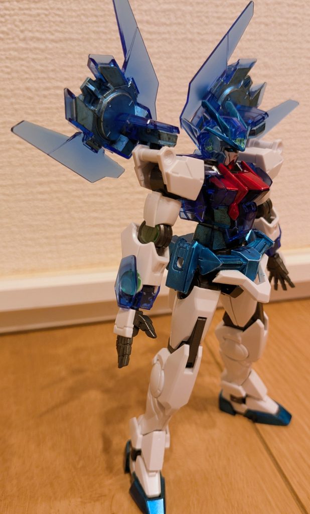 素立ちで１枚。頭は髪をイメージして正面のフェイスガードをメタリックブルー、後頭部は成形色、アンテナはリボンをイメージしてコスモメタブルーです。胸の白だった部分は、リボンをイメージしてロイヤルメタレッドで、胴体は成形色、腰回りは服イメージでコスモメタブルー。フロントスカートはダイバーのフロントの下に、加工したダブルオーのフロントを接着しました。足はスリッパ部分のみコスモメタブルーに塗装しました。GNドライブ内部はメタリックブルーに塗装です。シールはカメラアイのみ使用。