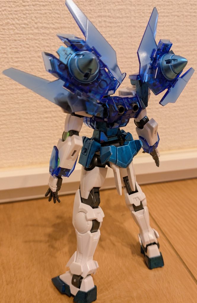 背面から１枚。リアスカートもフロントと同じくコスモメタブルー。GNドライブは内部と同じくメタリックブルーに塗装。これと周りの装甲部分のクリアブルーで、チルノの背中にある氷の結晶っぽく見える感じになって良かったかな〜と思います。