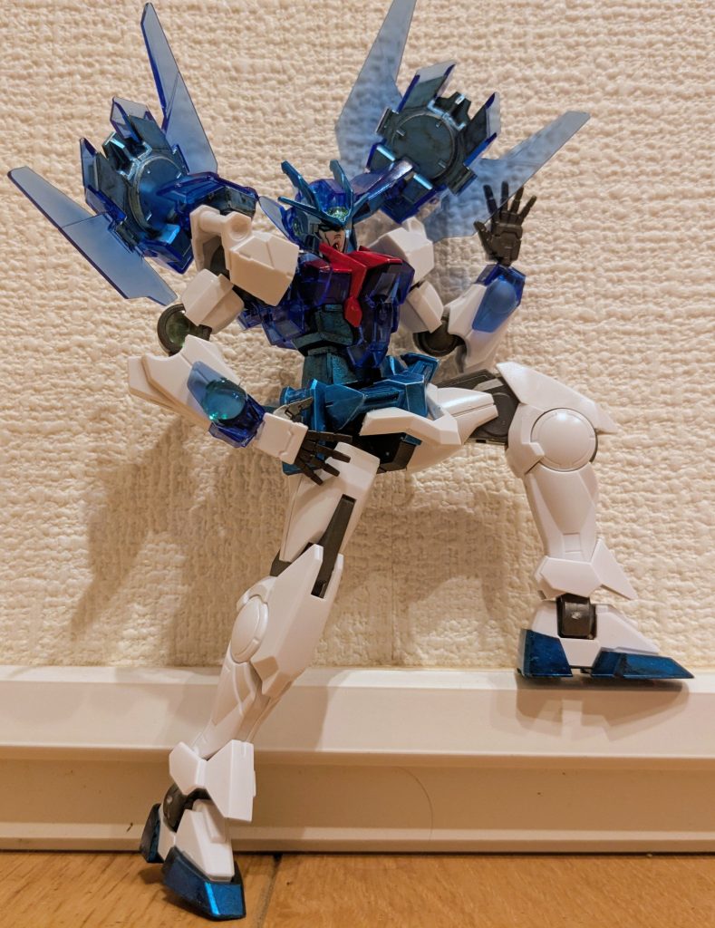 最後に、ロスワのポーズをイメージした１枚。シールをほとんど使わなかったのですが、かえってそれがよりチルノっぽさを出すアクセントにできたと思います。さて、現在考えている東方ガンダムprojectも残りあとひとつ。手に入り次第、作成していきたいと思いますので、その時はまたお付き合いください！以上、チルノ専用ダブルオーダイバーでした。ご覧いただき、ありがとうございました！！