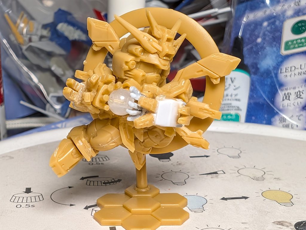 手首はプラ板で大まかに形を作ってから瞬着パテを盛って形状を出しました。元キットがパースが効いた造形なので部分的に足りない箇所もプラ板やパテで修正しています。