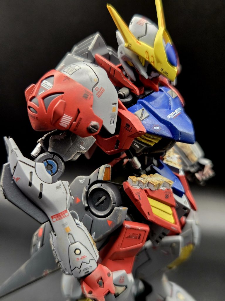 塗装は基本、ラッカーで全塗装。そのあとにエナメルやアクリジョンで部分塗装。バルバトスルプスの機動や戦闘スタイルを考慮して、塗装や追加アーマーを施しました。