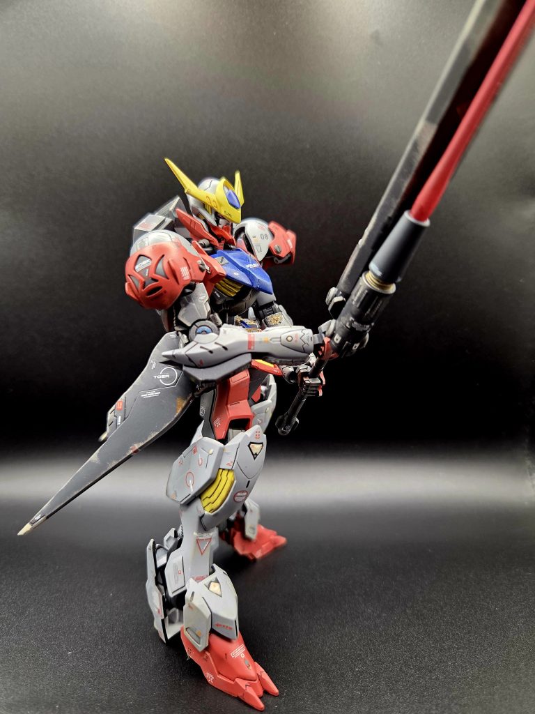 このバルバトスルプス、とにかく足のデザインが格好良すぎますね。まさにルプス(狼)といった雰囲気。また作りたいキットなので、次は狼のイメージを全面に出して作ってみようと思います。