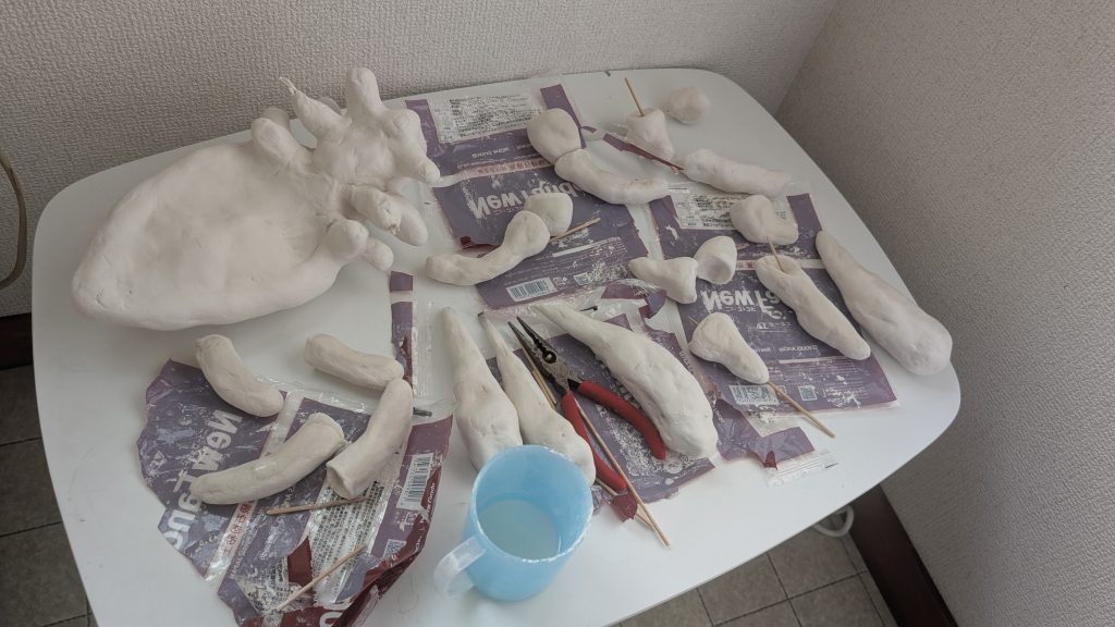 各部位を粘土で覆う