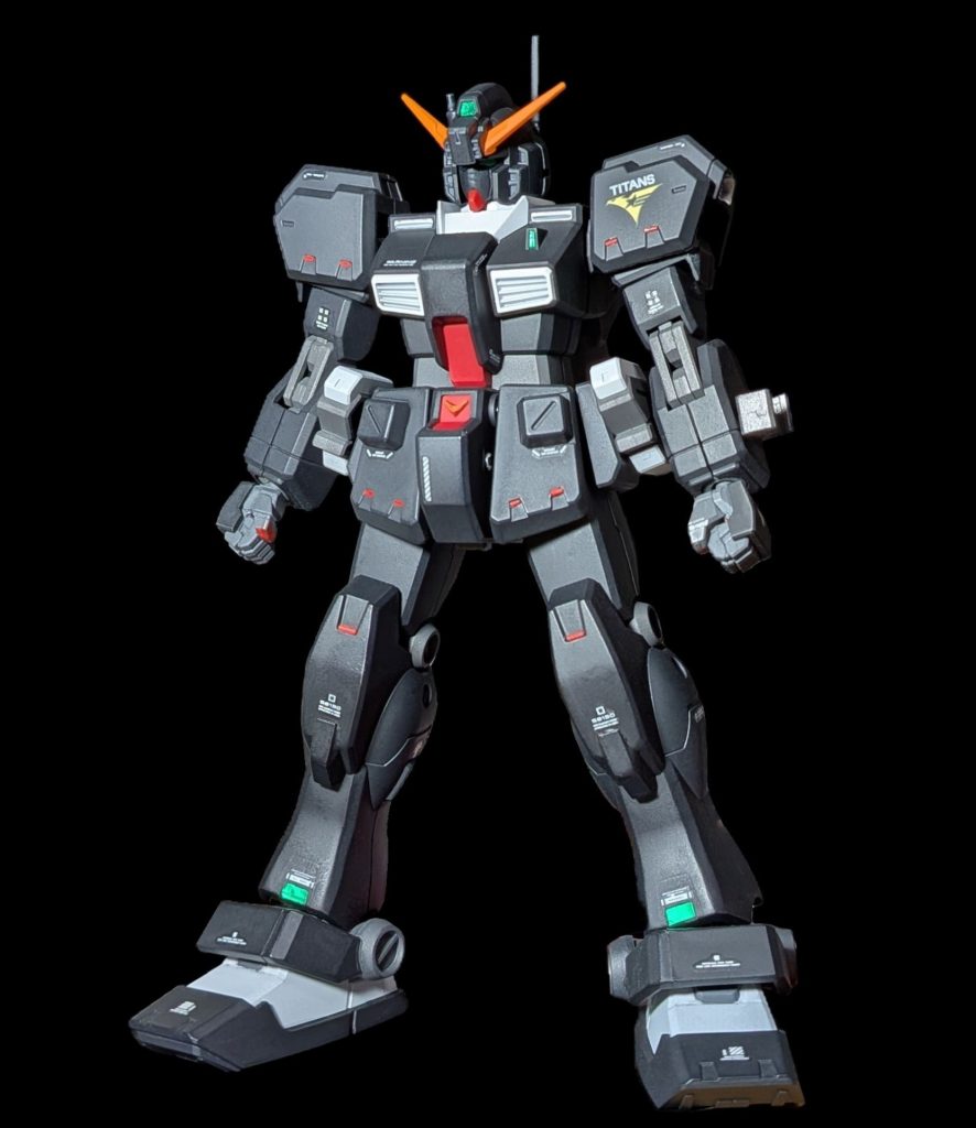 前に投稿したジム・クゥエル(レジオン所属機)をティターンズ残党が回収、ヘッドをヘイズルのものに交換した機体ですジム・クゥエルとの変更点はヘッド、襟部分のカラー、ティターンズのエンブレムとなります