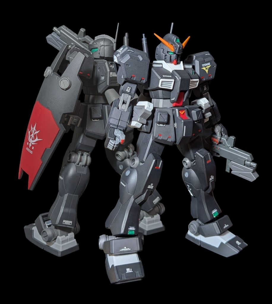 最後にこの2機を作った人ならほぼやるであろう漫画2巻表紙ポーズ左持ち手は大胆にカットしてライフル上部に引っ掛けられるようにしましたさあ次はコイツの改修機にも着手せねば⋯