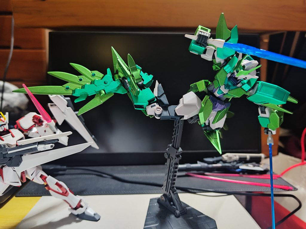 各羽は斬撃武装として機能