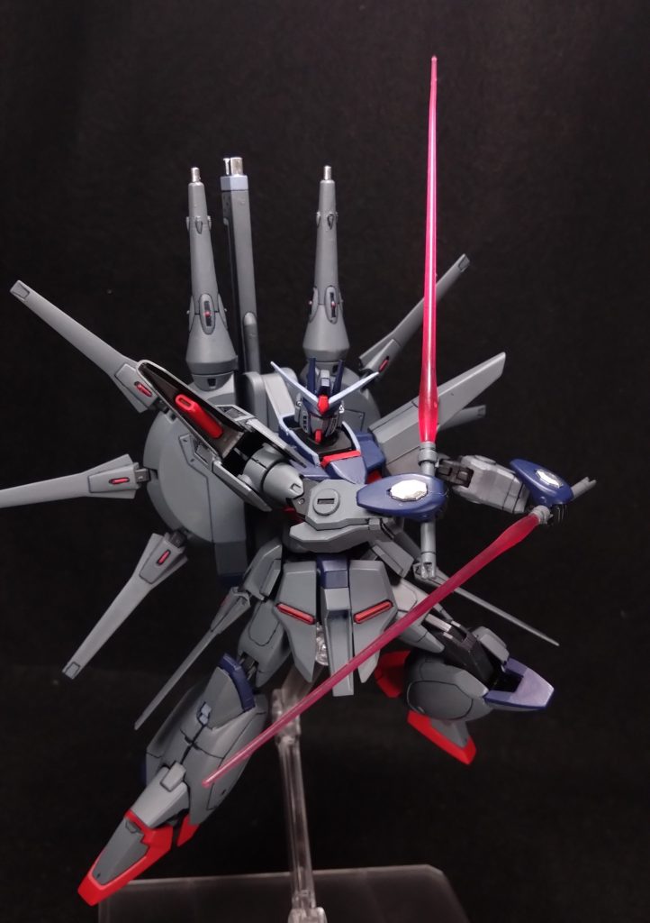 サーベル二刀流デスティニーから移植した肩の引き出し関節が大活躍していますライフルは変わらずバックパックにマウント可能