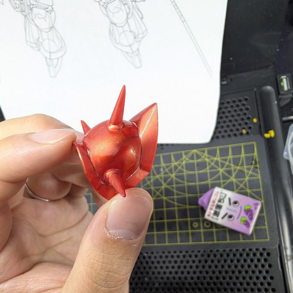 休日の作業として残ってたシールドの400番ヤスリがけ作業が終了し、これで全身の400番終了しました✨️そしてGeminiで線画にしていたギャンへのスジ彫り予定をそのまま本体に下書きする作業も進めました✨️平面の計画がきちんと立体になっていく様子はやってて気持ちが良かったです☺️作業動画はXになります!次はいよいよ掘っていきます!（3枚目）